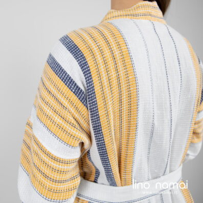 Puslininis moteriškas chalatas su dryžiais, vaflinio rašto.