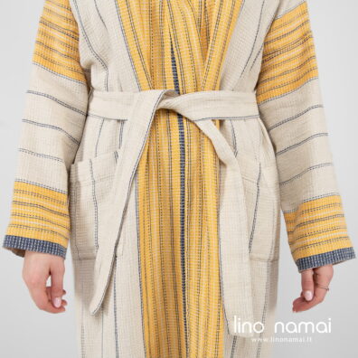 puslininis chalatas su dryžiais su diržu.