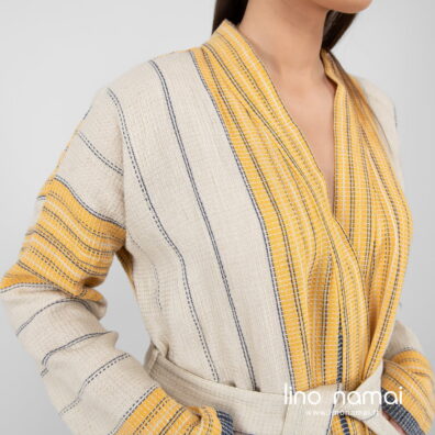 puslininis chalatas su dryžiais be gobtuvo.