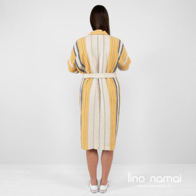 puslininis chalatas su dryžiais iš nugaros.