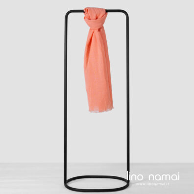 Puslininis šalikas persiko spalvos su kutais.