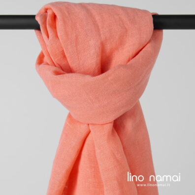 Puslininis šalikas persiko spalvos; lengvas.