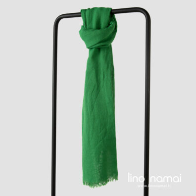 Puslininis žalias šalikas.