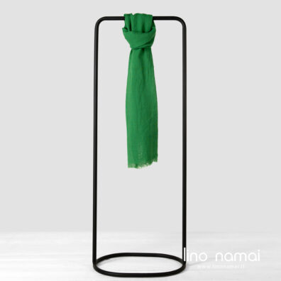 Puslininis žalias šalikas su pešiotais kutais.