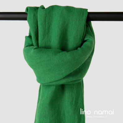 Puslininis žalias šalikas su kutais.