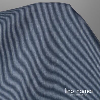 Lininis audinys vertikaliais siaurais dryžiais, išaustais iš mėlynų, tamsiai mėlynų ir baltų verpalų