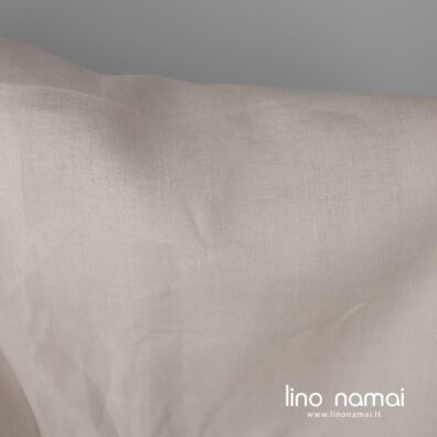 Lininis audinys gelsvai rusvas platus tinka didelio pločio patalynei, užuolaidoms, staltiesėms, taip pat drabužiams siūti