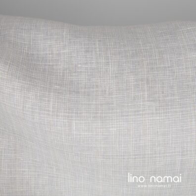 Platus lininis audinys išaustas iš pieno baltumo, melsvai pilkų ir šviesiai pilkų verpalų