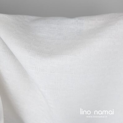 Audinio pagrindas ryškiai baltas, austas smulkiu raštu