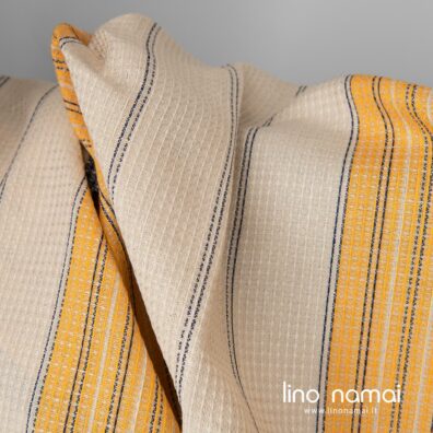 Puslininis audinys rusvas „vaflinis“ su geltonais ir mėlynais dryžiais tinka rankšluosčiams ir chalatams siūti