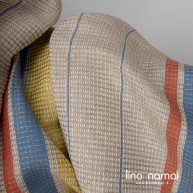 Puslininis audinys rusvas „vaflinis“ su geltonais ir raudonais dryžiais tinka chalatams ir rankšluosčiams siūti