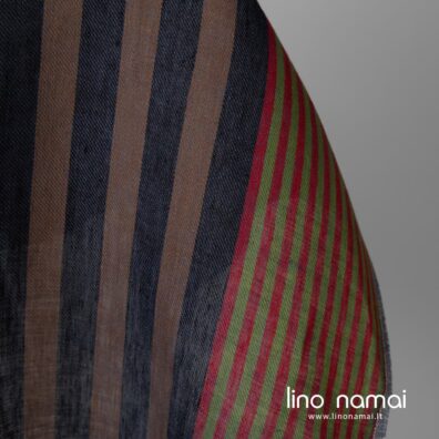 Lininis audinys įvairių spalvų vertikaliais dryžiais