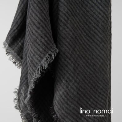 Lininė tamsiai pilka skara su pešiotais kutais visose kraštinėse