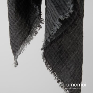 Lininė skara reto pynimo langeliais iš tamsiai pilkų ir juodų verpalų