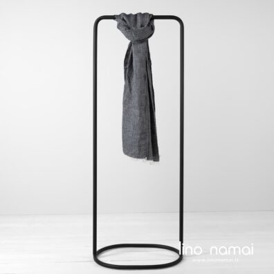 Lininis dryžuotas šalikas iš audinio austo iš baltų ir juodų verpalų