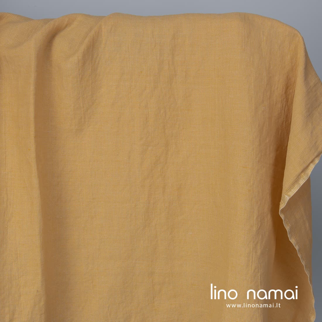 Puslininis audinys geltonai-rusvai raštuotas skalbtas