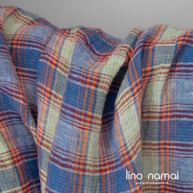 Permatomas lininis audinys mėlynais oranžiniais langeliais skalbtas tinka užuolaidoms, šalikams, skaroms siūti