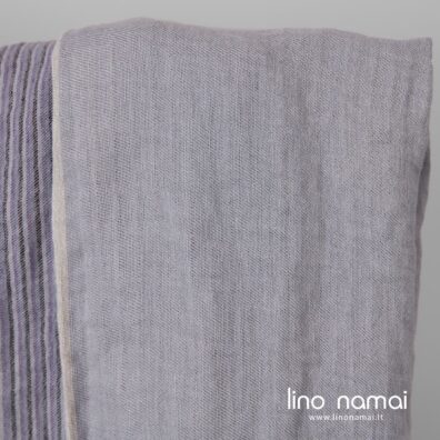 Viena lininio audinio pusė šviesiai violetinė, kita su vertikaliais violetiniais dryžiais austais ruoželio raštu