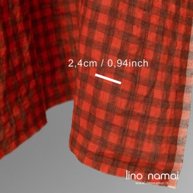 Languotas lino audinys iš raudonų ir rudų verpalų skalbtas specialia technologija