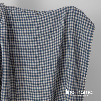 Lininis audinys rusvais ir mėlynais langeliais skalbtas