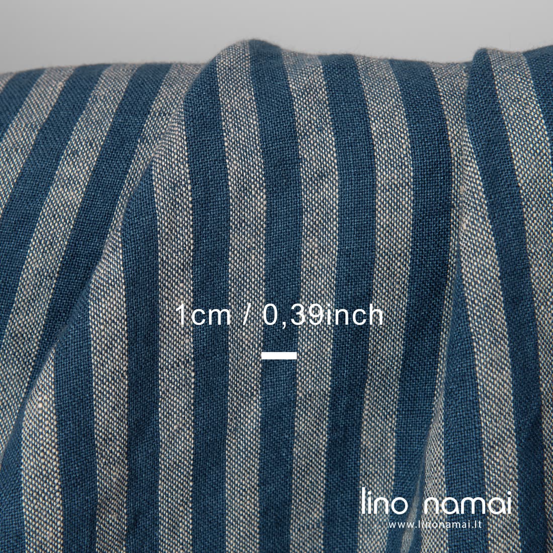 Dryžuotas lino audinys išaustas iš tamsiai mėlynų ir balto smėlio spalvos verpalų, skalbtas specialia technologija
