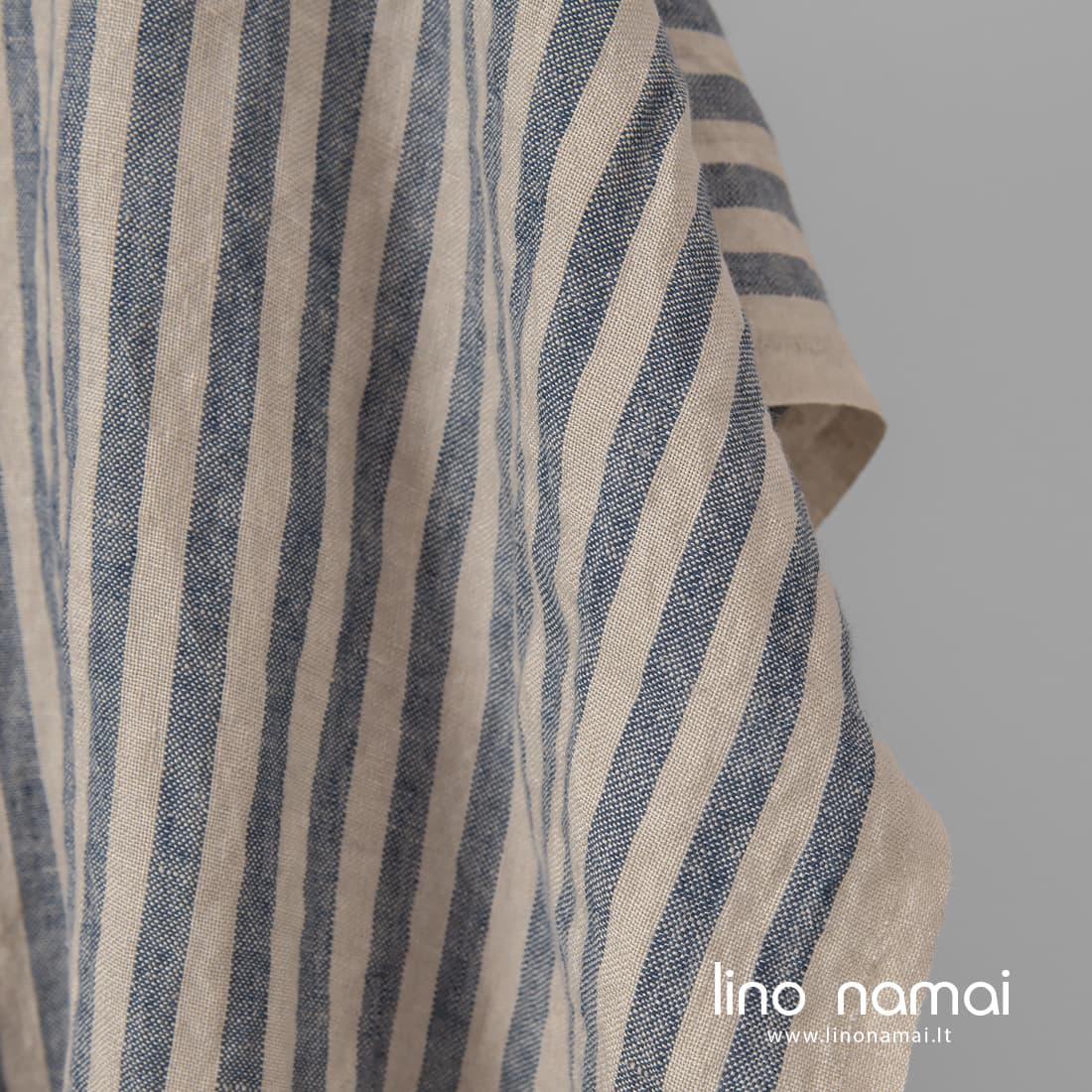 Lininis audinys rusvais ir mėlynais dryžiais skalbtas tinka drabužiams ir namų tekstilei siūti