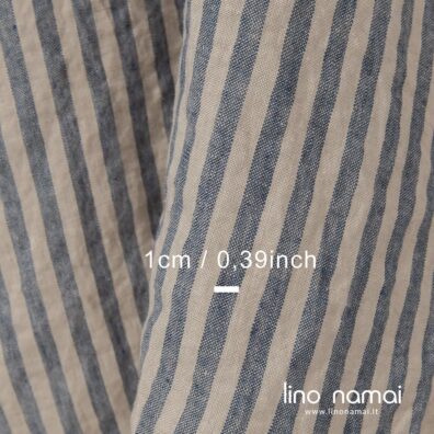 Dryžuotas lininis audinys išaustas iš balto smėlio spalvos ir tamsiai mėlynų verpalų, skalbtas specialia technologija