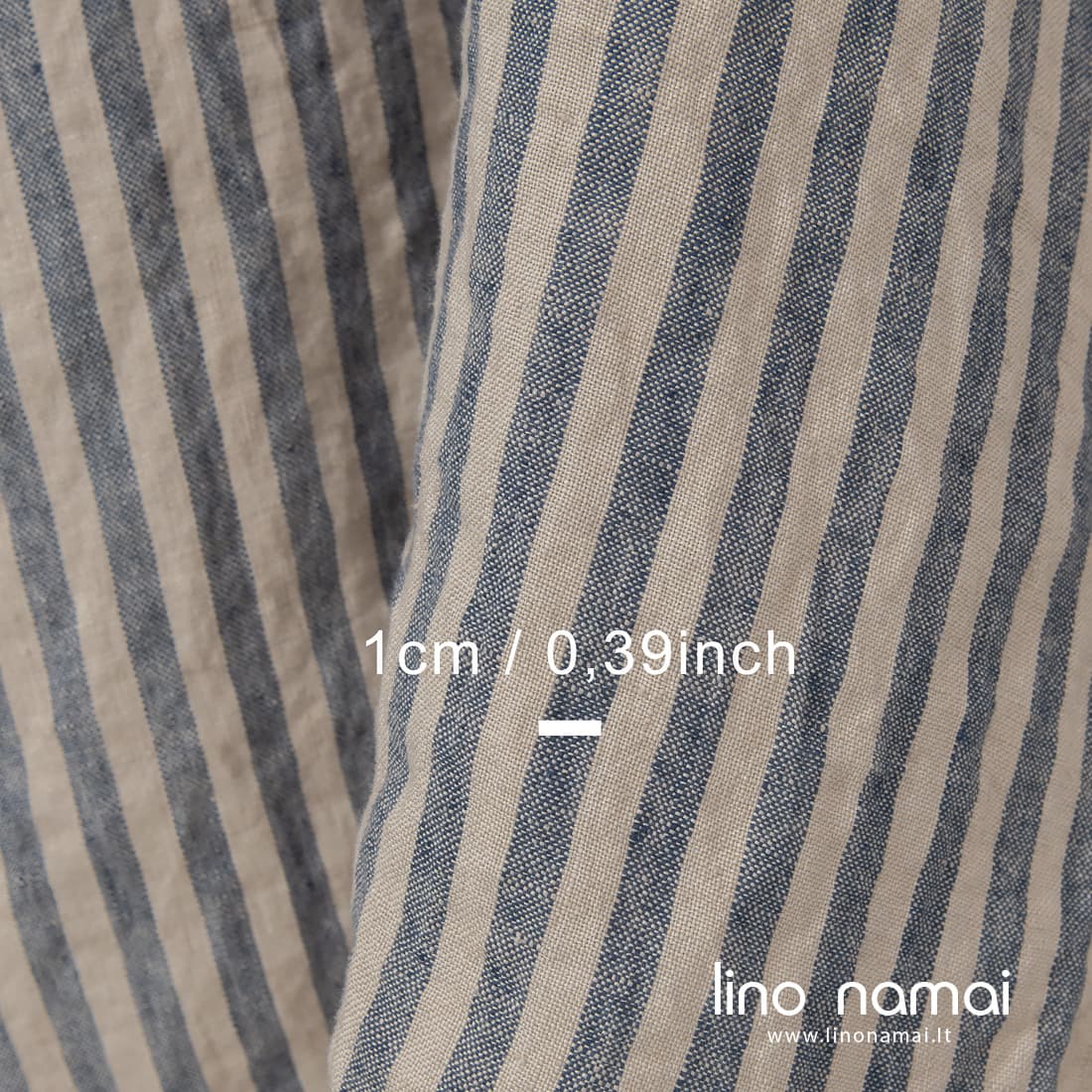 Dryžuotas lininis audinys išaustas iš balto smėlio spalvos ir tamsiai mėlynų verpalų, skalbtas specialia technologija