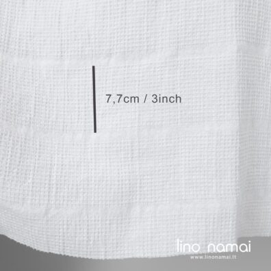 Puslininis audinys ryškiai baltas „vaflinis“ su „panamos“ pynimo rombais horizontaliose juostelėse