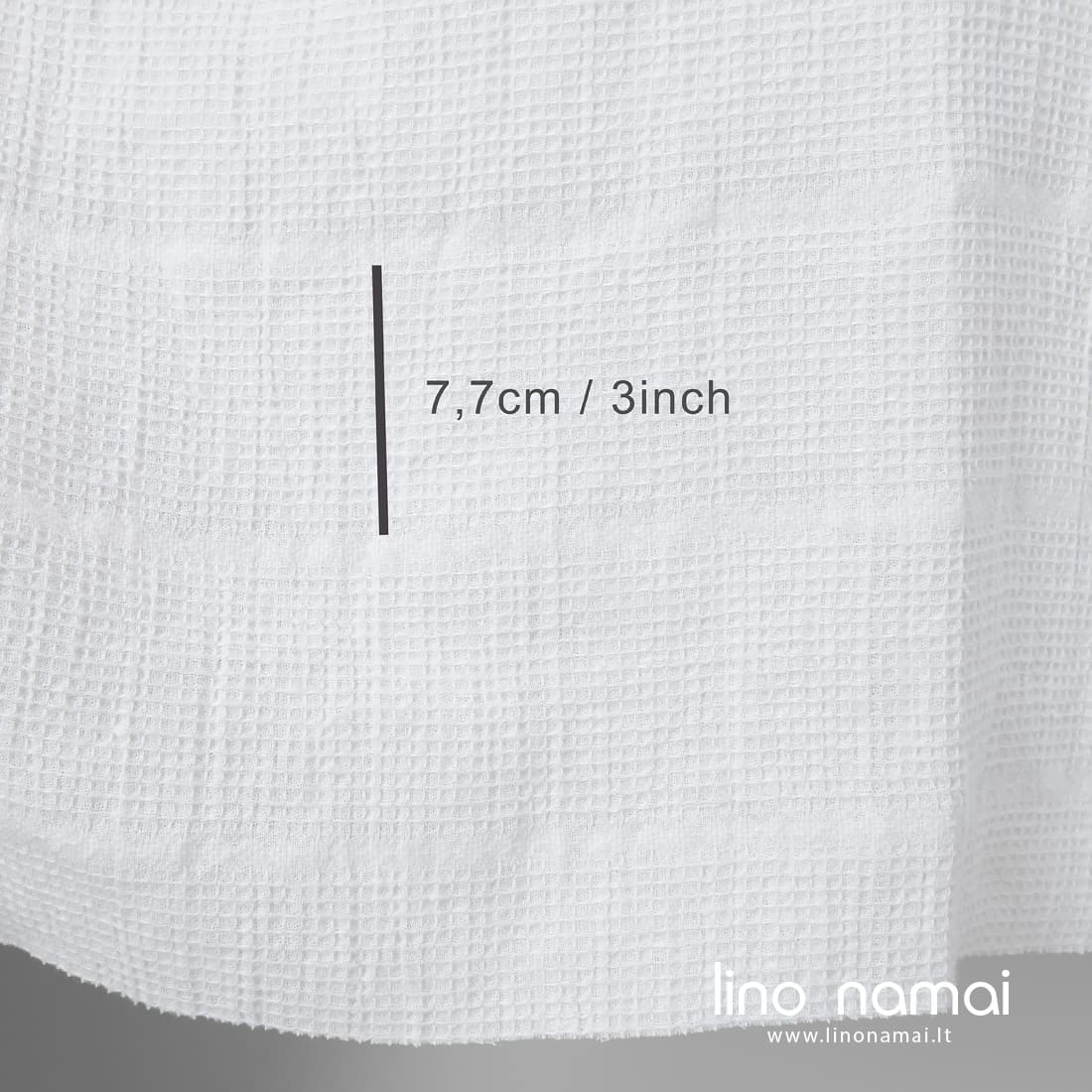 Puslininis audinys ryškiai baltas „vaflinis“ su „panamos“ pynimo rombais horizontaliose juostelėse