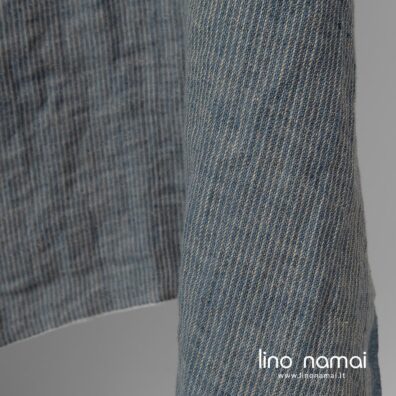 Raštuotas 100% lino audinys, kuriame suausti mėlyni ir smėlio spalvos verpalai, skalbtas specialia technologija