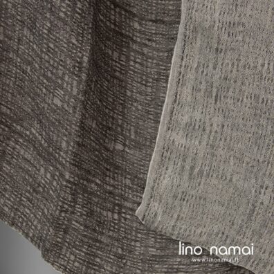 Lininis audinys žakardinis dvipusis, kuriame suausti šviesiai pilki ir pilkos grafito spalvos (pilkai juodi) verpalai
