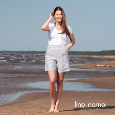 Laisvo silueto mėlynai dryžuoti lininiai šortai