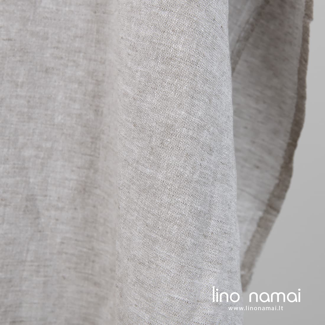 Lino - medvilnės audinys iš pilkai rusvų ir baltų verpalų, melanžinis skalbtas