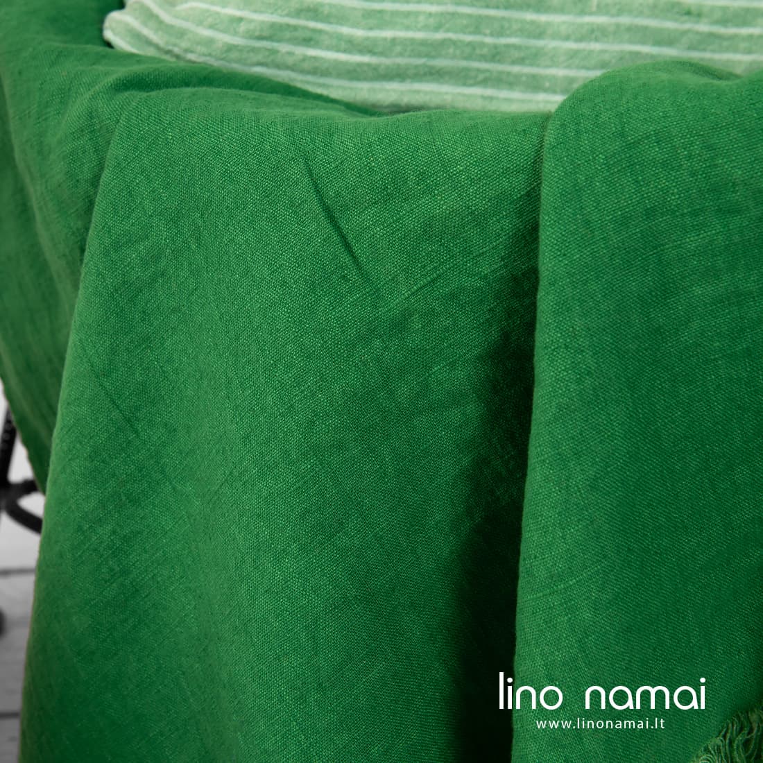 Lininis ryškiai žalias pledas iš specialiai skalbto minkšto švelnaus audinio