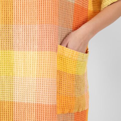 BINGO lino - medvilnės pončas geltonais ir oranžiniais langeliais „vafliniu“ raštu