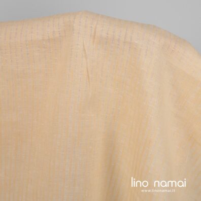 Lininis audinys gelsvas su retais dryžiukais tinka drabužiams ir namų tekstilei siūti