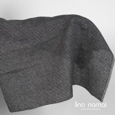 Juodas lininis audinys baltais langeliais