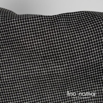 Juodas lininis audinys baltais langeliais tinka drabužiams ir namų tekstilei siūti