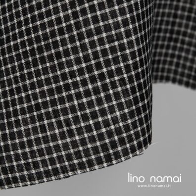 Lininis audinys languotas išaustas iš juodų ir pieno baltumo verpalų