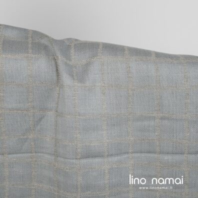 Puslininis audinys melsvai pilkas languotas dvipusis tinka drabužiams ir namų tekstilei siūti