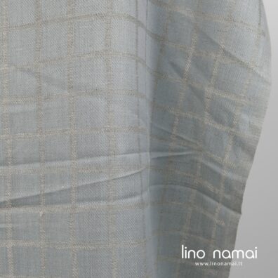 Žakardinis dvipusis langeliais ir ruoželio raštu iš melsvai pilkų ir natūralios spalvos verpalų austas lino - medvilnės audinys