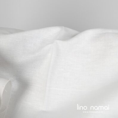 Puslininis audinys baltas ruoželio raštu tinka drabužiams ir namų tekstilei siūti