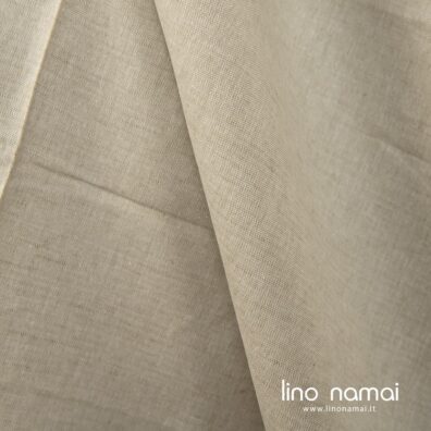 Puslininis audinys rusvai žalsvas su retesnio pynimo langeliais ant lygaus pagrindo