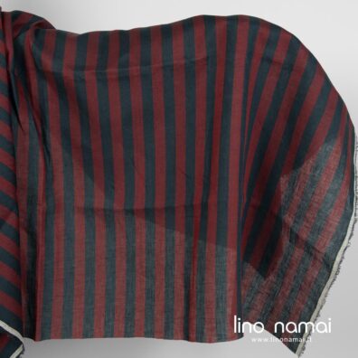 Lininis audinys raudonais ir mėlynais dryžiais