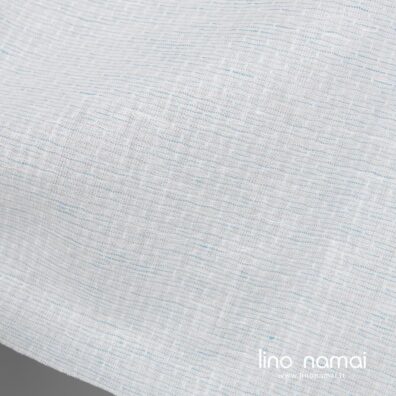 Puslininis audinys melsvai baltas raštuotas tinka drabužiams ir namų tekstilei siūti