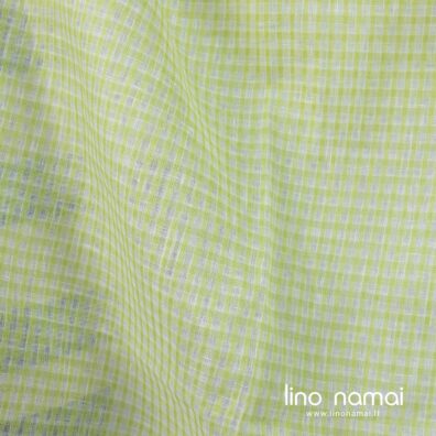 Lininis audinys žalsvais tankaus ir retesnio pynimo langeliais