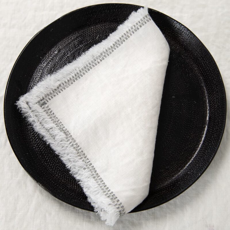 ALBA lininė balta servetėlė su pilku peltakiu ir kutais kra&scaron;tinėse