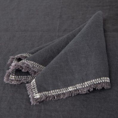 ALBA lininė pilka servetėlė su pešiotais kutais ir dekoratyviniu peltakiu visose kraštinėse