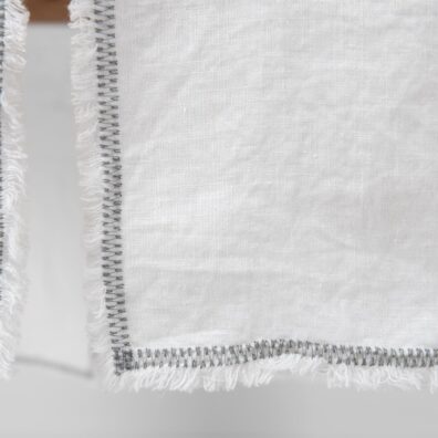 ALBA lininis baltas takelis su pilku dekoratyviniu peltakiu visose kraštinėse